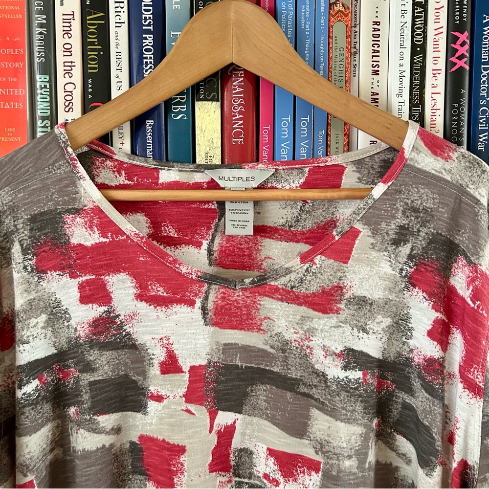 Multiples Red Gray Beige Abstract 3/4 Sleeves Top, size 2x - Picture 2 of 6
